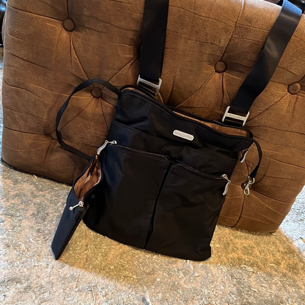 Baggallini Black Horizon crossbody